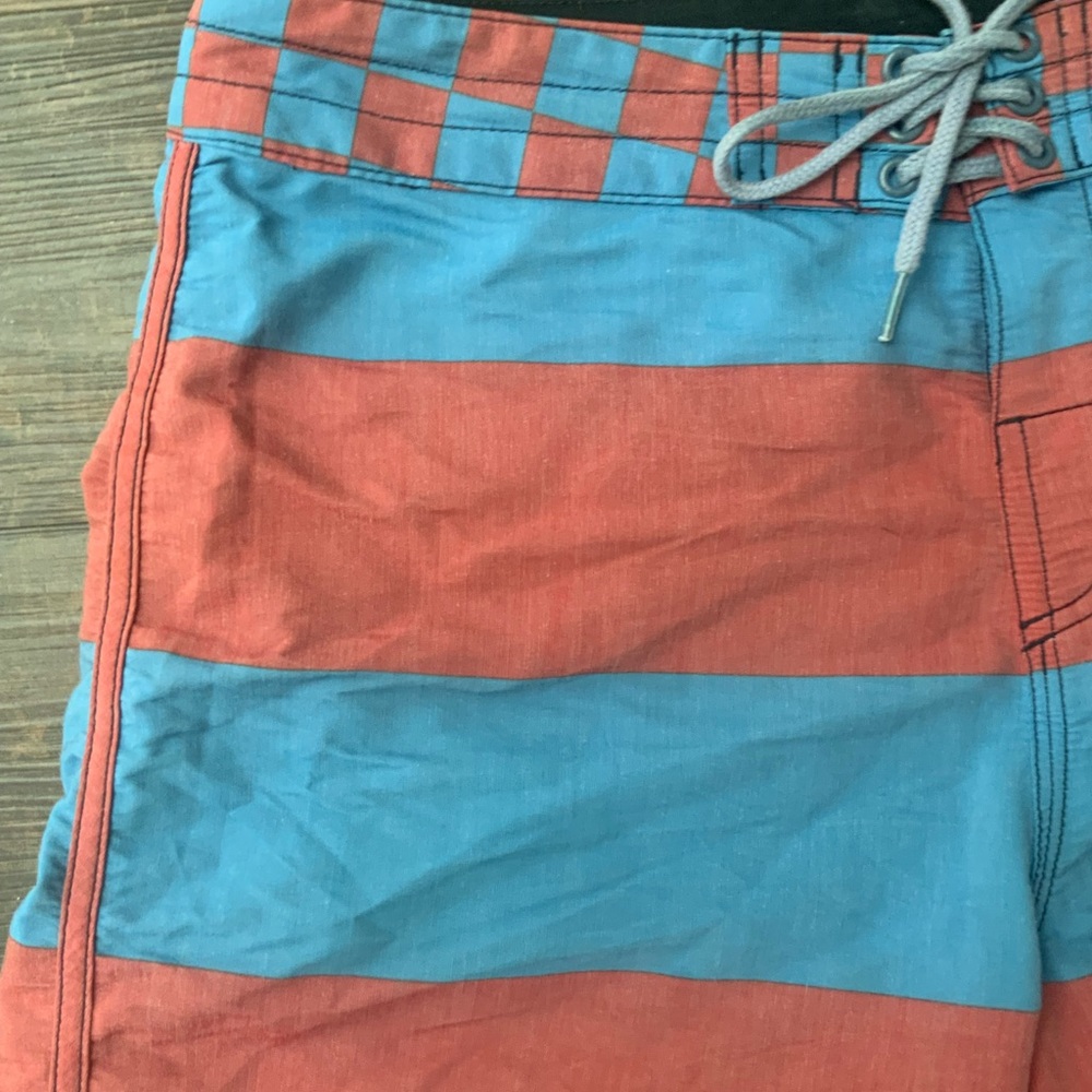 Men's Quiksilver Board Shorts Red And Blue Stripes Checkered Size 30 - Picture 2 of 12